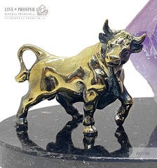Bronze bull with agate geode amethyst on a dolerite plate Бронзовый бык с жеодой агата аметистовой друзой на пластине из долерита Символ года 2021 2021 год быка Подарок на новый год что подарить в год быка 